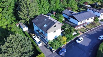 Kapitalanlage: Mehrfamilienhaus mit drei Wohnungen in sehr guter Lage von Fernwald Steinbach