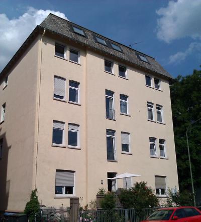 .Frisch renoviert: Schöne, großzügige u. äußerst helle 3 Zimmer-Wohnung in schönem Altbau in beliebter Lage von Gießen, Goethestr. 69.