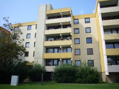 .Frisch renoviert! Gemütliche, gut geschnittene 2 Zimmer-Wohnung mit Balkon, Am Festplatz 15a, Linden.