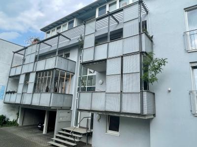 .Mit großem Balkon zum Hinterhof: Zentral gelegene, frisch renovierte 2 Zimmer-Wohnung in Gießens beliebter Ludwigstraße, Ludwigstr. 8a.
