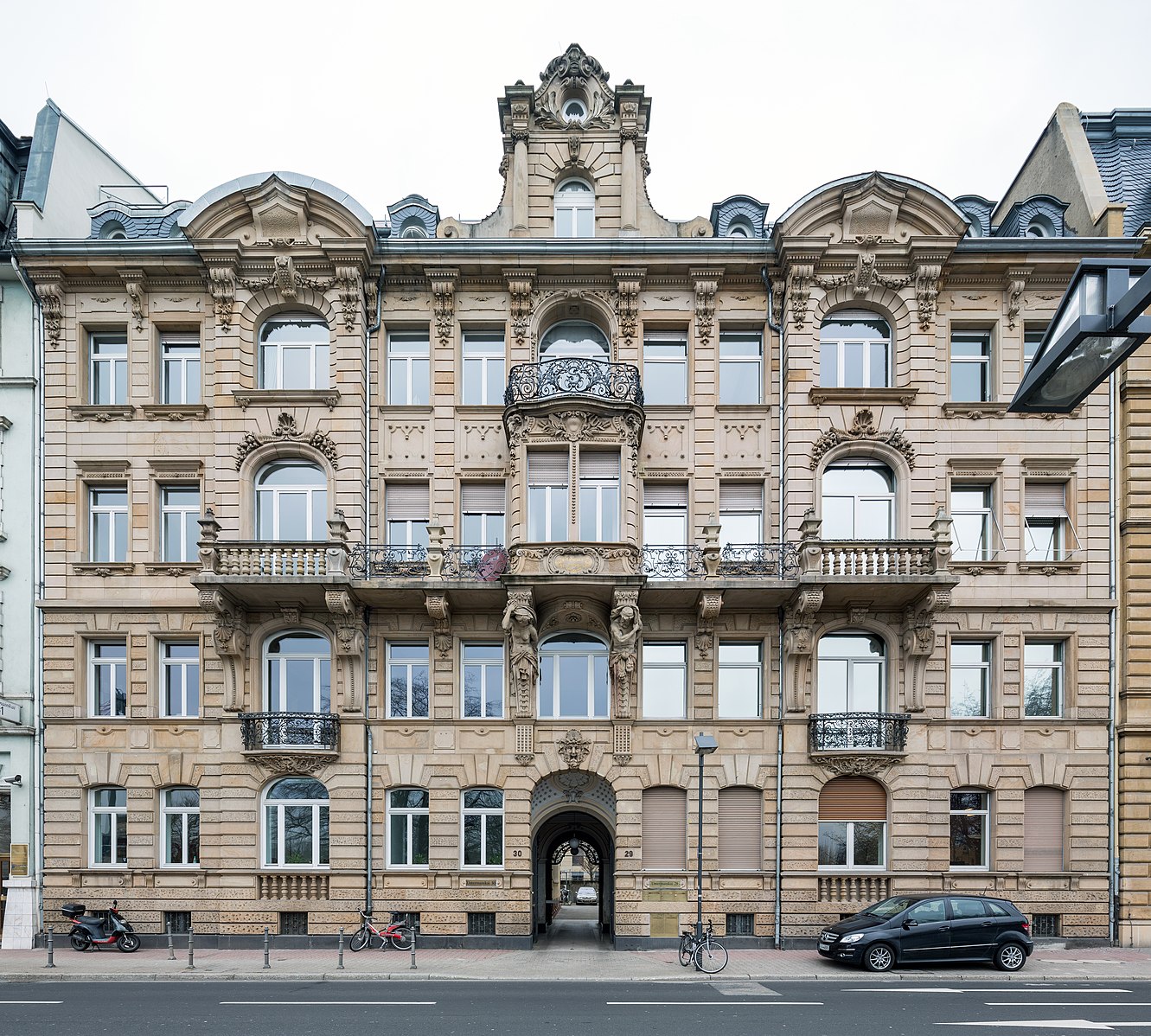 Der Main vor der Tür: Repräsentative, helle Büroeinheit in historischem Denkmalgebäude in bester Lage von Frankfurt a.M., Untermainkai 29