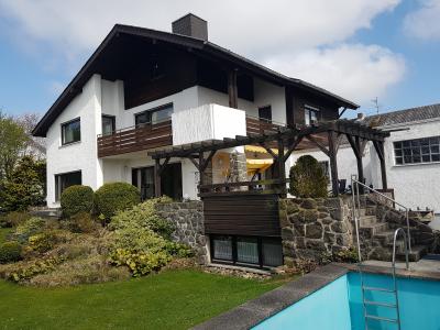 Schmuckstück: Großzügiges Architektenhaus mit Einliegerwohnung in begehrter Lage