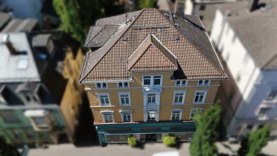 Vielseitig nutzbares Investment mit Entwicklungspotenzial: Charmantes, denkmalgeschütztes Wohn- und Geschäftshaus in Toplage von Gießen 