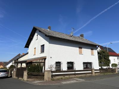 Vermietetes, großes Einfamilienhaus in bester Lage von Langgöns