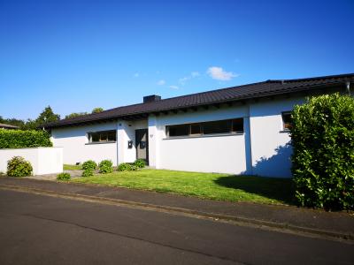 . Mit Garten und Balkon: Repräsentatives Einfamilienhaus mit großem Grundstück in bester Wohnlage .
