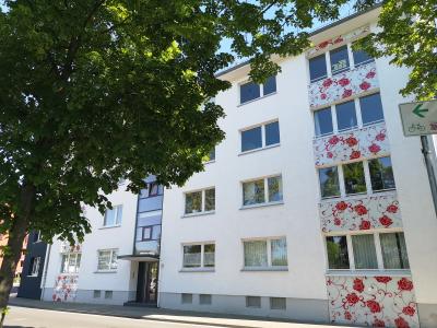 .Mit Balkon und Blick auf´s Wasser: Exklusive, neu renovierte 3 Zimmer-Wohnung, Lahnstr. 7, Gießen.