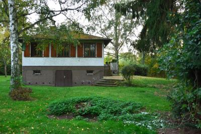 Idylle pur direkt an der Lahn: Großes Wochenendhaus mit wunderschönem Grundstück