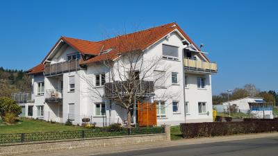 Mit Klimaanlage und Balkon: Freundliche und helle 2 Zimmer-Wohnung mit neuem modernen Bad in ruhiger Lage von Buseck