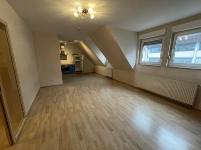 .In guter Lage zu THM u. Bahnhof: Gemütliche und gut geschnittene 3 Zimmer-Wohnung mit Balkon, Kaiserstr. 149, Friedberg.
