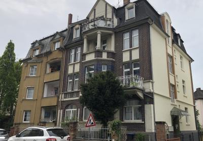 .In zentraler Lage von Gießen: Lichtdurchflutete und schöne 2 Zimmer-Wohnung mit Wintergarten in einem denkmalgeschützten Altbau, Goethestr. 70.