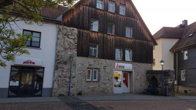 .Nur mit Wohnberechtigungsschein! Fachwerk trifft Moderne: 2 Zimmer-Wohnung in Hungen, Brauhofstr. 8.