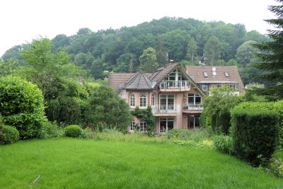 .In herrlicher Lage! Schöne und lichtdurchflutete 2 Zimmer-Wohnung mit gleich 2 Balkonen i.d. Nähe des Marburger Schlosses, Köhlersgrundgasse 3a.
