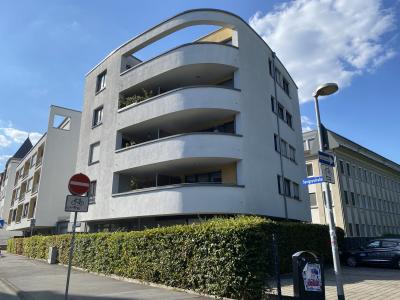 .In toller Lage zu Stadt und Lahn: Große 2,5 Zimmer-Wohnung mit Balkon in Marburg, Savignystr. 3.