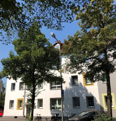 .Optimal für WGs: Teilrenovierte, großzügige 3 Zimmer-Wohnung in Bahnhofsnähe, Neue Kasseler Str. 21, Marburg.