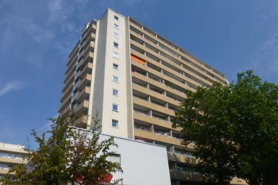 .Über den Dächern der Stadt: Lichtdurchflutete 2 Zimmer-Wohnung mit Balkon in der Innenstadt, Diezstr. 7, Gießen.