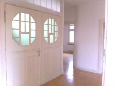 Mit Balkon: Großzügige und helle 4 Zimmer-Altbauwohnung