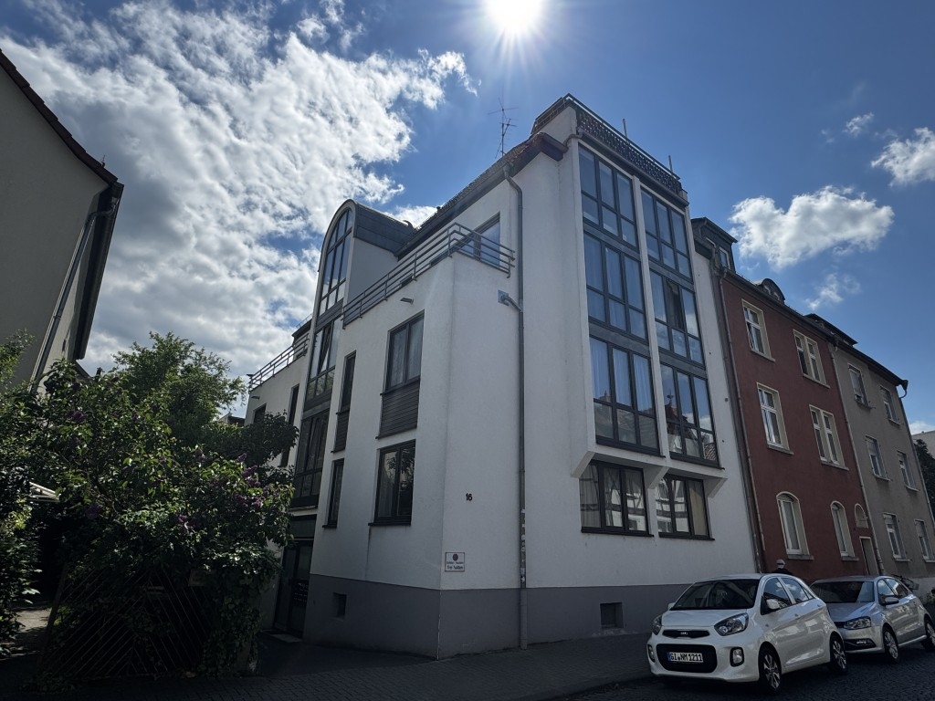 Gut geschnittene, helle Dachgeschosswohnung mit 2 Zimmern in zentraler Lage, Großer Steinweg 16, …