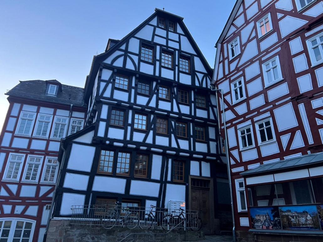Zentral in Marburg! Gemütliche 1 Zimmer-Wohnung in einem denkmalgeschütztem Altbau, Reitgasse 3 Zentral in Marburg! Gemütliche 1 Zimmer-Wohnung in einem denkmalgeschütztem Altbau, Reitgasse 3